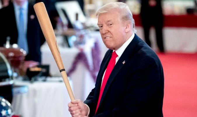 Donald Trump con un bate de béisbol. / EFE