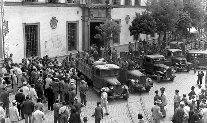 Varios camiones a las puertas de la Audiencia cargan detenidos para trasladarlos a la Prisión Provincial o a lugares de fusilamiento. / Fotos: Fototeca Municipal de Sevilla-Archivo Serrano