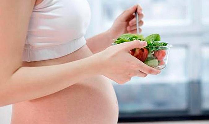 Durante el embarazo ocurren multitud de cambios en el cuerpo de la mujer, incidiendo muchos de ellos en sus necesidades nutritivas. / Freepik