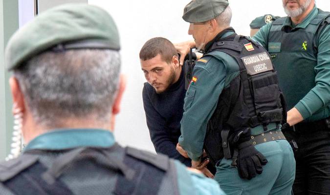 Agentes de la Guardia Civil trasladan este lunes a los juzgados de Barbate (Cádiz) a uno de los ocho detenidos por la muerte de dos guardias civiles. EFE/Román Ríos.