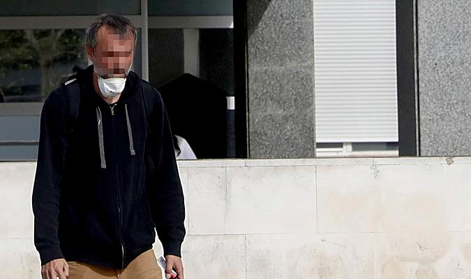 Un hombre sale con una mascarilla del Hospital Universitario Virgen del Rocío de Sevilla. / Europa Press