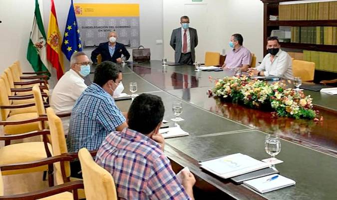 Imagen de la reunión en la Subdelegación del Gobierno con los alcaldes de la Sierra Morena. / El Correo