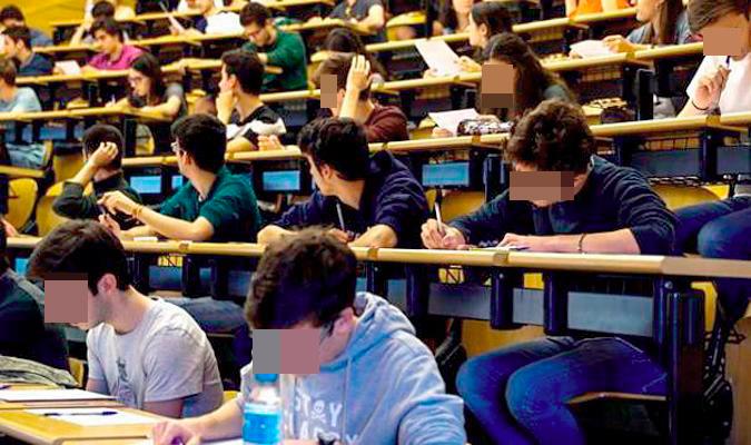 Estudiantes examinándose en la Universidad. / EFE