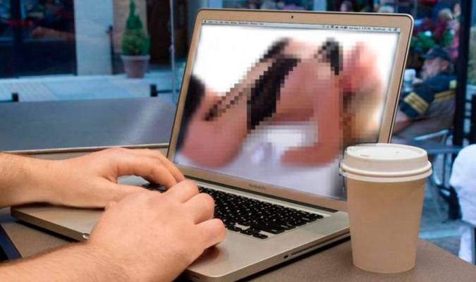Un usuario entrando en una web pornográfica.