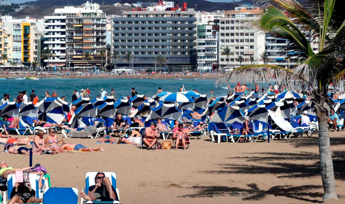 La playa de Las Canteras en Las Palmas de Gran Canaria. / EFE
