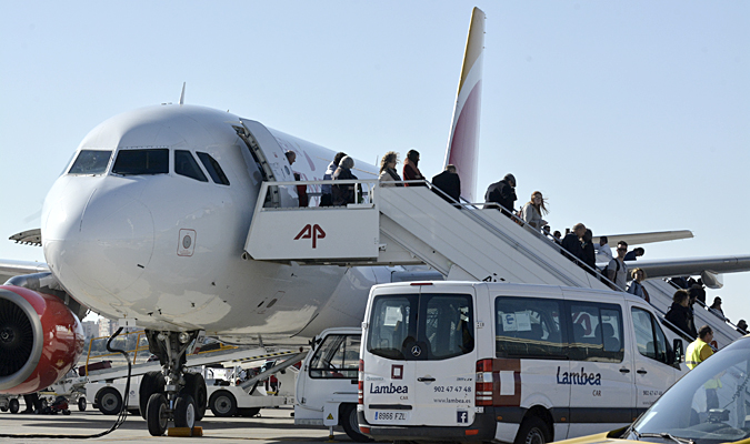 Un avión en el Aeropuerto San Pablo de Sevilla. / El Correo