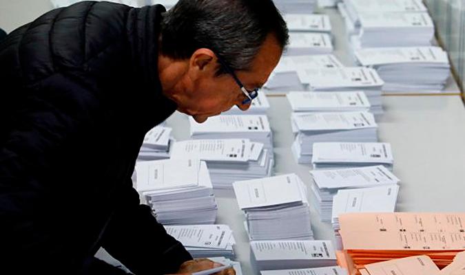 Un hombre mira las papeletas de voto en unas elecciones. / EFE