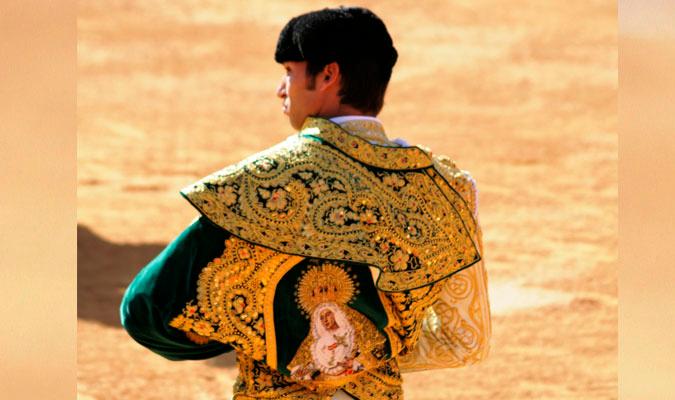 Cayetano liado con un capote de la Esperanza de Triana. / Álvaro Pastor Torres