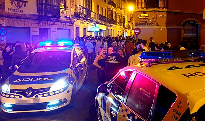 La Policía Local en la noche de Halloween en Sevilla. / El Correo