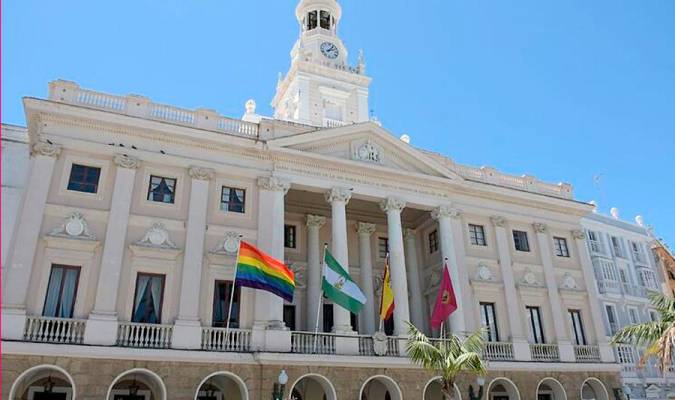 Frontal del ayuntamiento de Cádiz con la bandera LGTBI. / El Correo