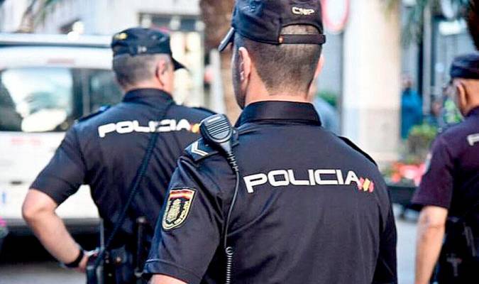 Dos policías nacionales salvan la vida de un bebé atragantado en Algeciras