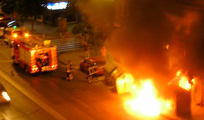 Imagen de archivo del incendio de un contenedor en Sevilla. / El Correo