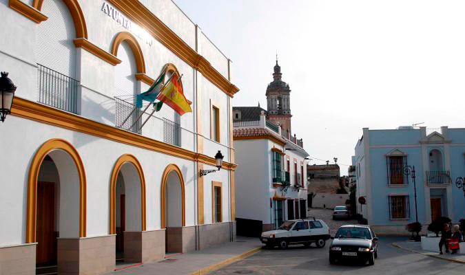 La plaza del Ayuntamiento de Las Cabezas de San Juan. / Javier Cuesta