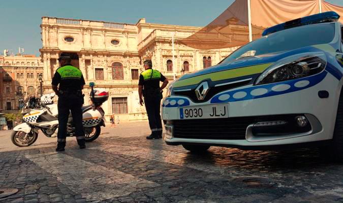 Imagen de archivo de dos agentes de la Policía Local de Sevilla. / El Correo
