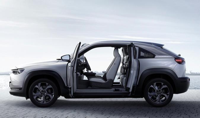 Mazda apuesta por las puertas traseras de apertura ‘suicida’, término con el que se conoce en el argot automovilístico a este tipo de disposición.