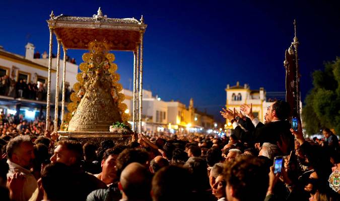 La Virgen del Rocío durante su recorrido procesional. / Hermandad Matriz de Almonte