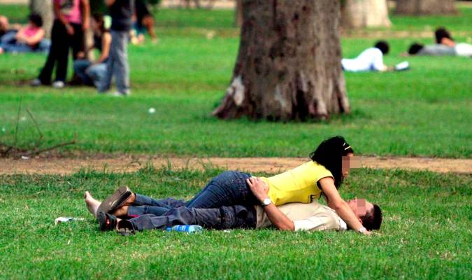 Una pareja en un parque. / EFE