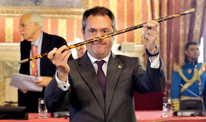 Toma de posesión de Juan Espadas como alcalde de Sevilla en 2015. / El Correo
