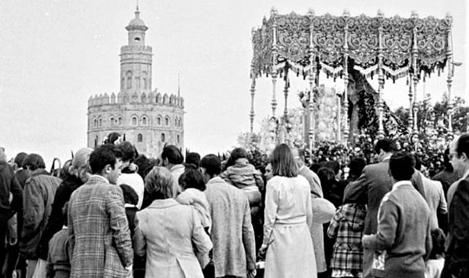La Esperanza de Triana cruzando por el Puente de San Telmo durante la mañana del Viernes Santo de 1976, cuando el Puente de Isabel II estaba cerrado por obras