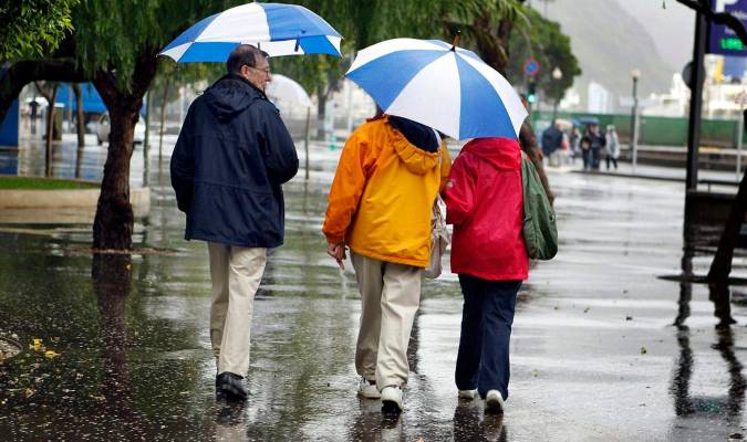Varias personas con paraguas en un día lluvioso. / EFE