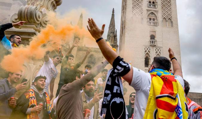 Aficionados del Valencia FC corean consignas en la Plaza de la Virgen de los Reyes de Sevilla. EFE/ Raúl Caro.