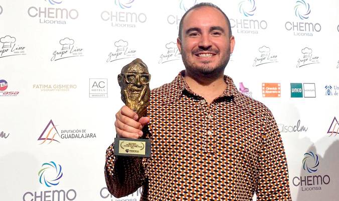 El cineasta de Burguillos, Antonio Cuesta, exhibiendo el premio obtenido hace unos días en el Festival de Cine Comprometido de Guadalajara (Foto: Antonio Cuesta)