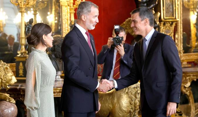 Los reyes Felipe VI y Letizia saludan al presidente del Gobierno, Pedro Sánchez, a su llegada a la tradicional recepción a las altas autoridades del Estado. EFE/ Chema Moya