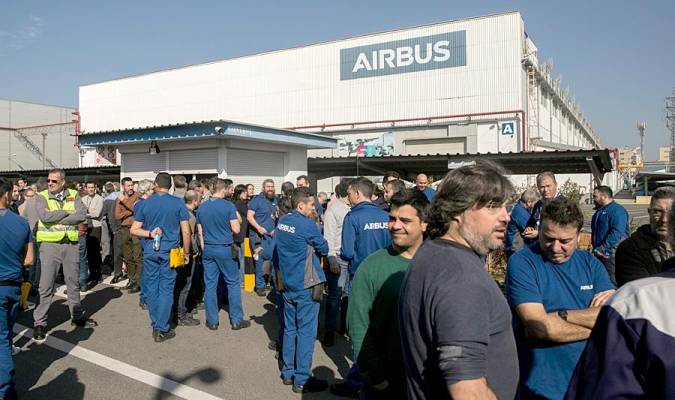 Imagen de archivo de una concentración de trabajadores en una factoría sevillana de Airbus. / E.P.
