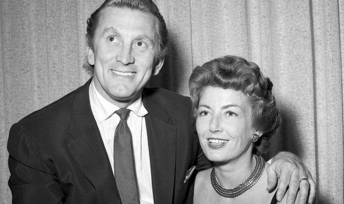 Imagen de 1954 de Kirk Douglas, con su esposa Anne Buydens. / EFE