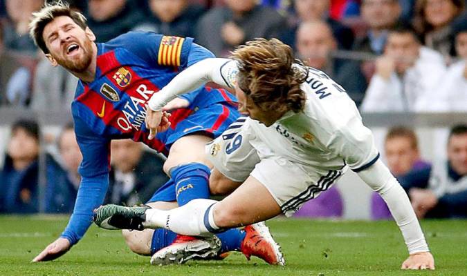 Messi y Modric, en el clásico Real Madrid - FC Barcelona. / EFE