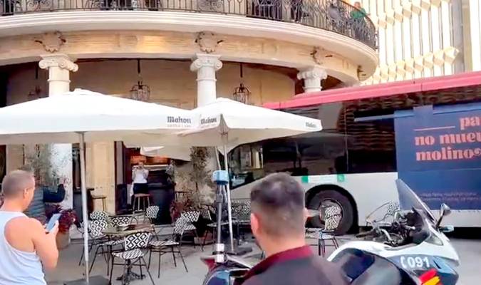 Un autobús se estrella en Jerez contra un histórico edificio de la ciudad