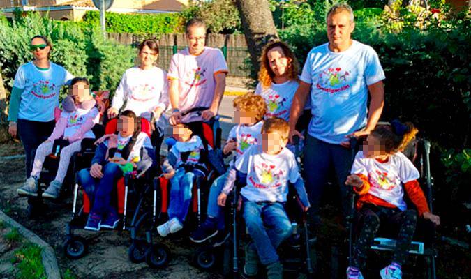 Los seis niños de Espartinas afectados por trastornos mitocondriales, con sus familias. / El Correo
