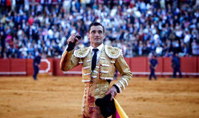 Ureña pasea la oreja que cortó en Sevilla, la tarde de los toros de Victorino Martín en 2017. / Toromedia