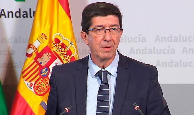 El vicepresidente de la Junta, Juan Marín, atiende a los medios. / El Correo