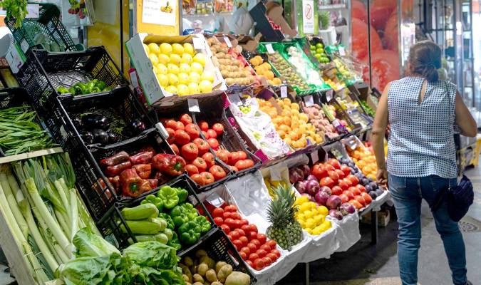 Puesto de frutas y verduras en un mercado de abastos. / E.P.
