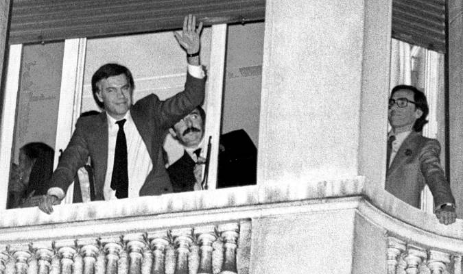 En la imagen de archivo (28-10-1982), Felipe González y Alfonso Guerra saludan desde uno de los balcones del hotel Palace tras conseguir el triunfo en las elecciones legislativas. / EFE 