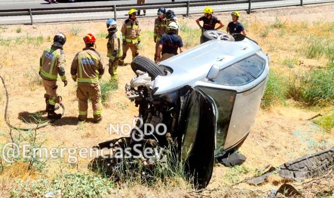 Imagen del coche accidentado. / Emergencias Sevilla
