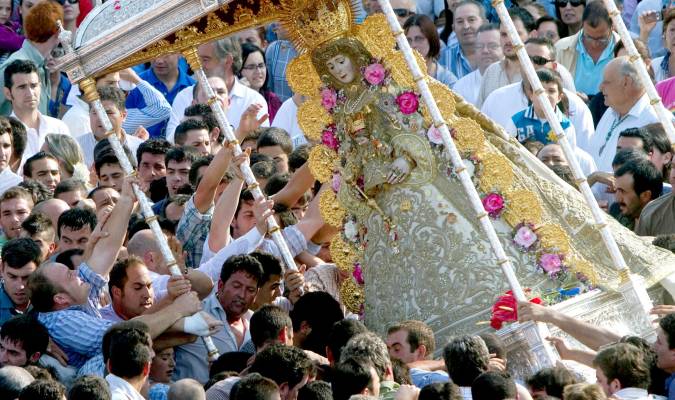 Imagen de archivo de la procesión de la Virgen del Rocío. /EFE - Julián Pérez