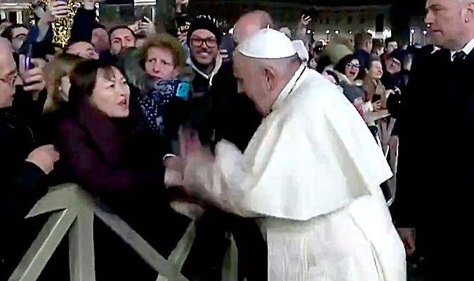 El papa reprende a una mujer que le agarró bruscamente y le empujó