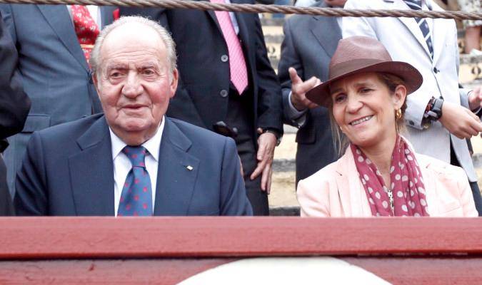 El Rey Juan Carlos ha acudido este sábado, junto a su hija la Infanta Elena, a la plaza de toros de Jerez de la Frontera. / EFE