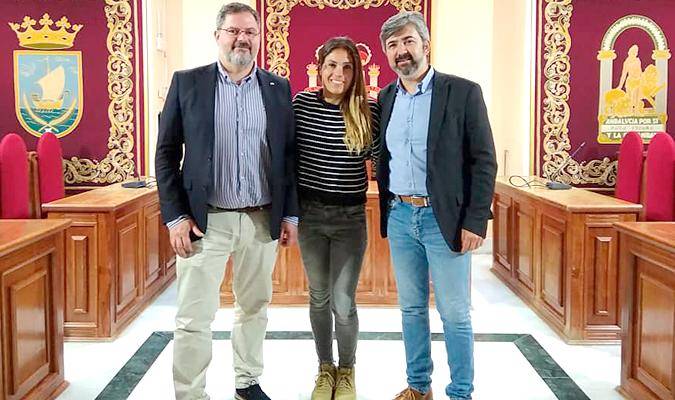 Blanca Manchón (c) junto al alcalde de Coria del Río, Modesto González. / El Correo