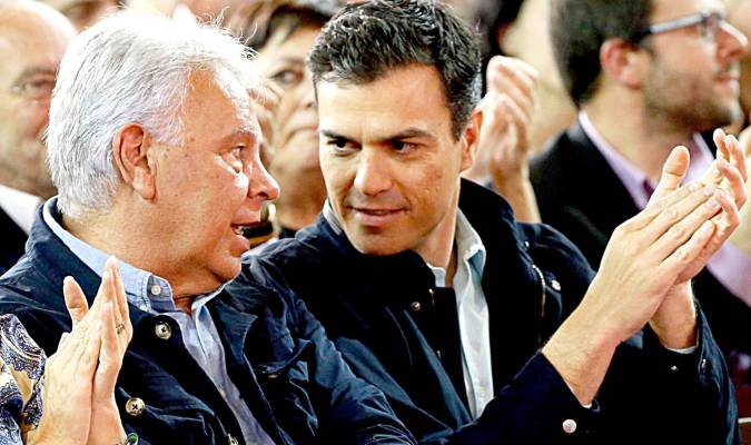 Felipe González conversa con el líder del PSOE, Pedro Sánchez en una imagen de archivo. / J. J. Guillén - EFE