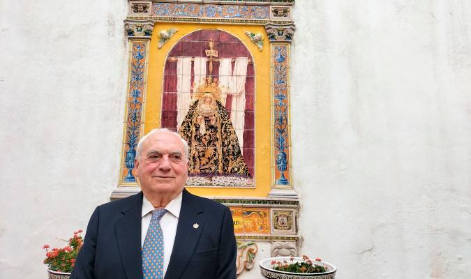 El histórico cofrade de la Soledad delante de un azulejo de la dolorosa del Sábado Santo. Foto: Rodríguez de la Vega