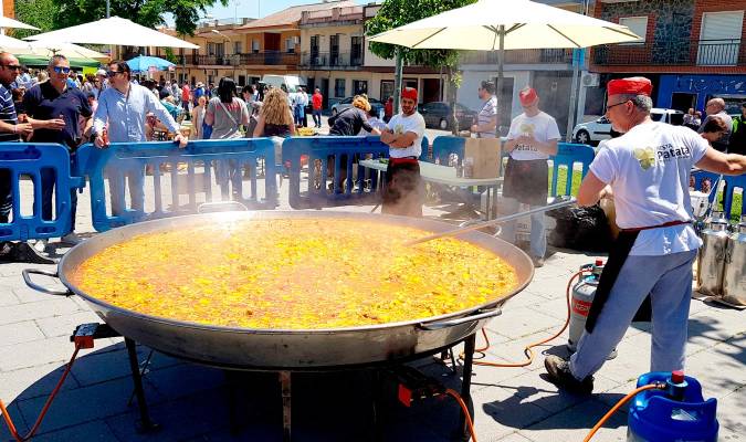 En la Fiesta de la Patata Nueva ser repartirá de forma gratuita un guiso de casi una tonelada de patatas con carne como el de la imagen, cocinado en la fiesta de 2018 (Foto: Francisco J. Domínguez)