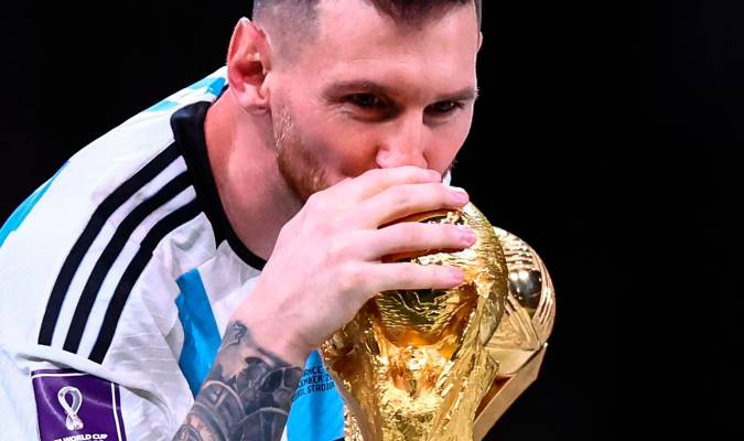Leo Messi besando el trofeo como campeón del Mundo. / E.P. - Tom Weller - DPA
