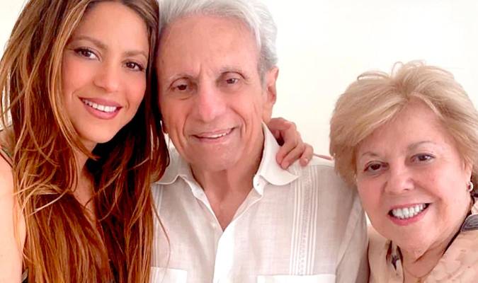 Shakira junto a su madre y su padre. / Instagram