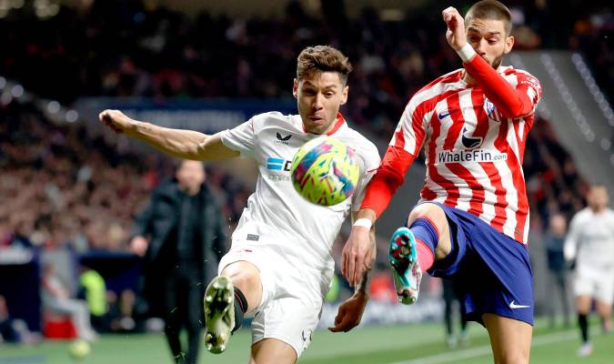 El defensa argentino del Sevilla Gonzalo Montiel (i) durate un partido de La Liga. EFE/Kiko Huesca