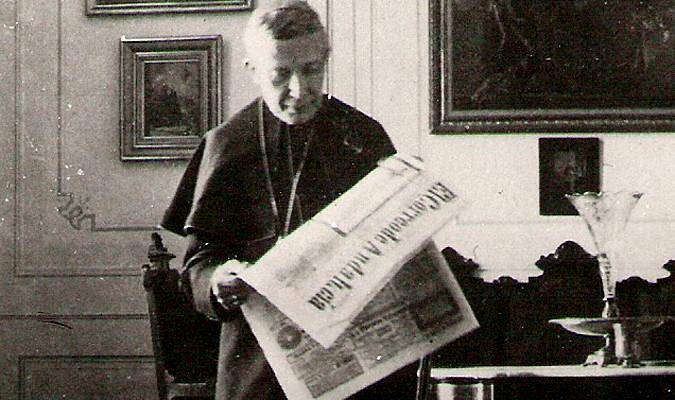 El cardenal Spínola en su despacho con un ejemplar de El Correo de Andalucía. / El Correo