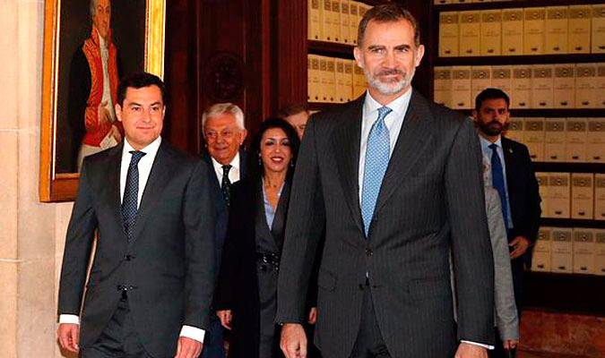 El rey Felipe VI junto al presidente de la Junta, Juan Manuel Moreno, durante su visita a Sevilla. / El Correo