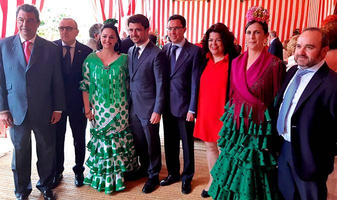Beltrán Pérez (4i) y Virginia Pérez (3i) en la recepción de la Diputación de Sevilla en la caseta municipal. / El Correo
